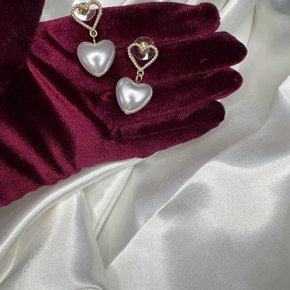 Zara Pearl Heart Earrings
Zircon - Picture 8 of 8